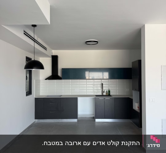 מטבח מודרני עם קולט אדים שחור מותקן וארונות מטבח